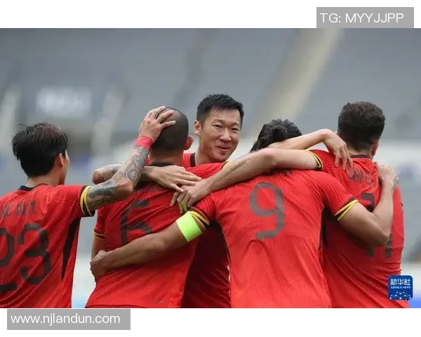 香港足球明星队激情四溢的踢球瞬间展现团队精神与运动魅力